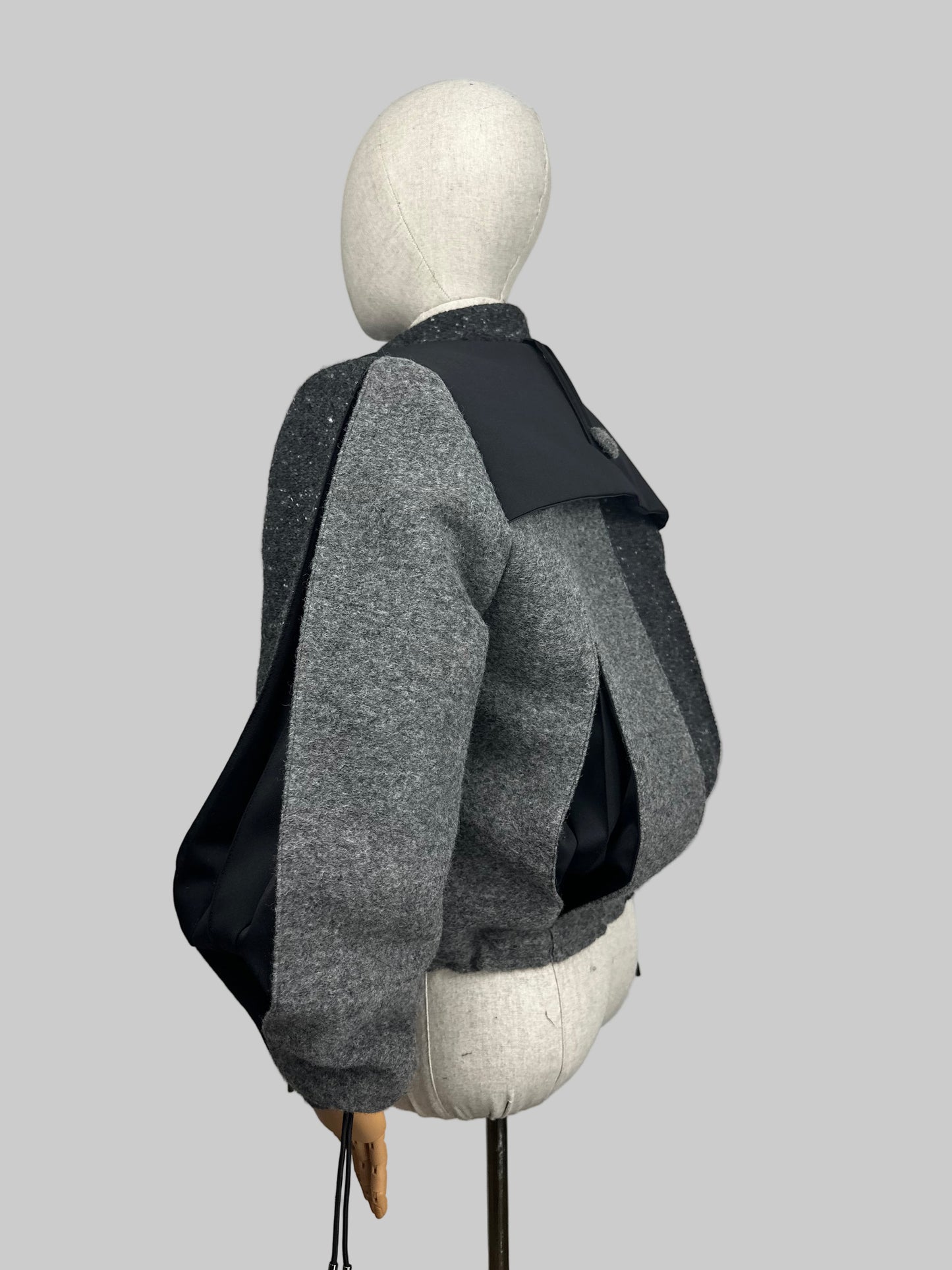 Bomber SOVIE Premium - Contrasti Grigi e Nero con Collo alla Coreana