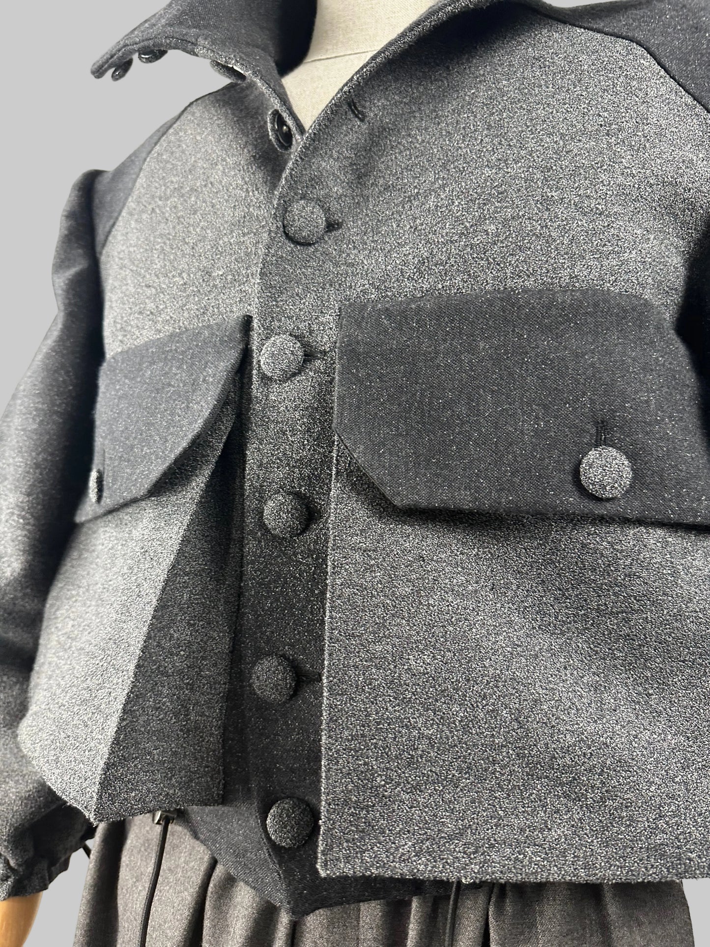 Dettaglio tasche e bottoni foderati