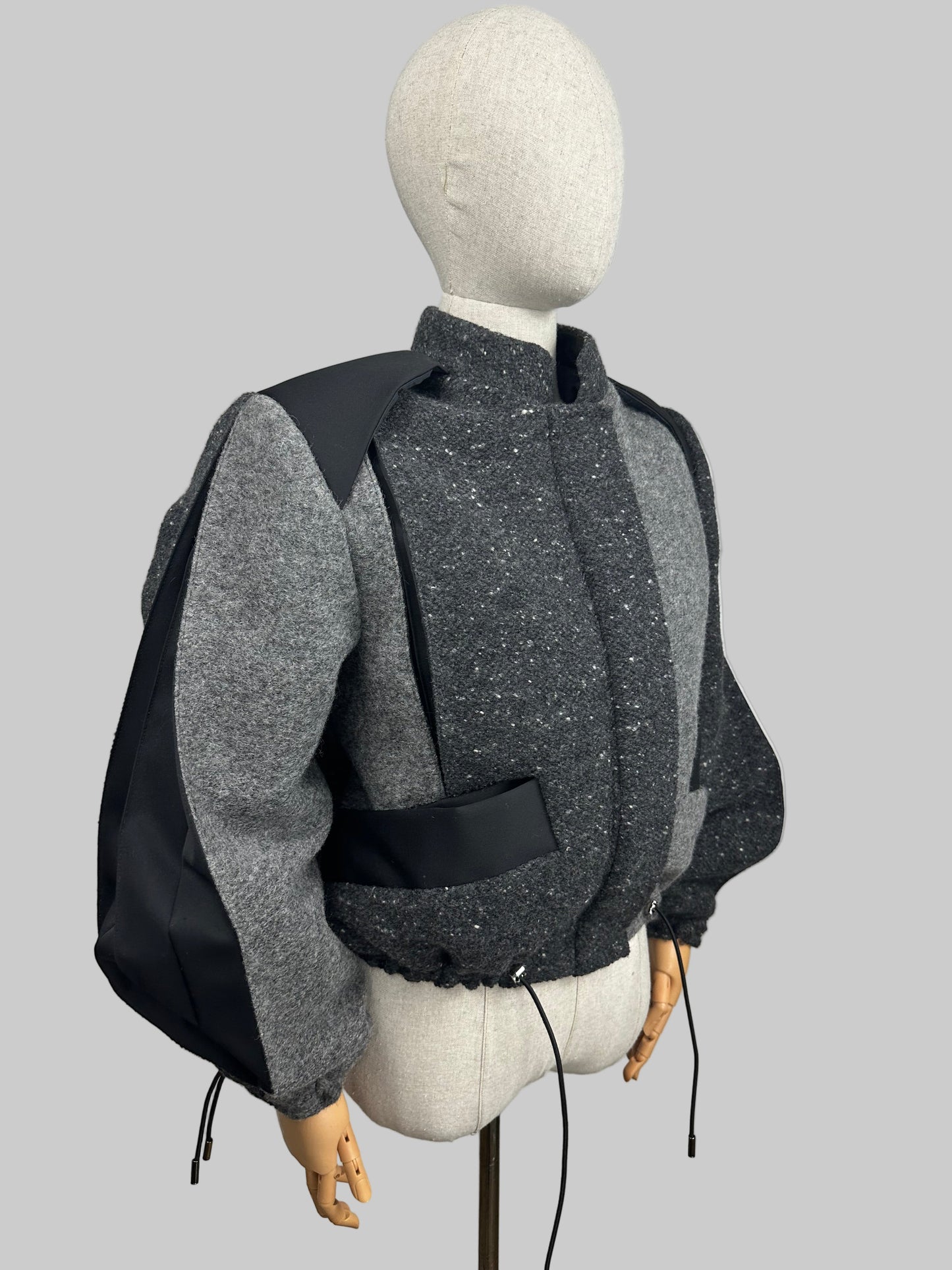 Bomber SOVIE Premium - Contrasti Grigi e Nero con Collo alla Coreana